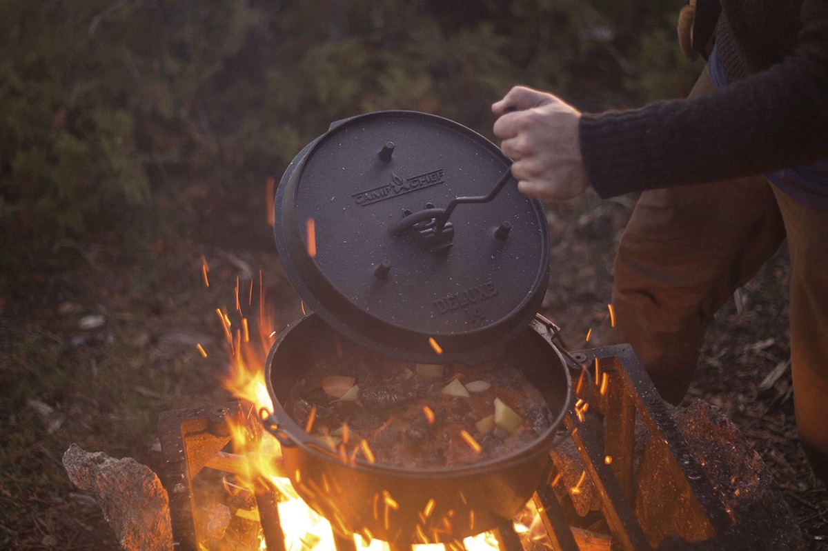 Litinové grilovací nádobí Camp Chef - vysoká kvalita a užitná hodnota za příznivé ceny (zde univerzální litinový hrnec Deluxe Dutch Oven)