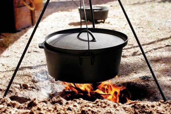 Litinové grilovací nádobí Camp Chef - vysoká kvalita a užitná hodnota za příznivé ceny (zde univerzální litinový hrnec Classic Dutch Oven)