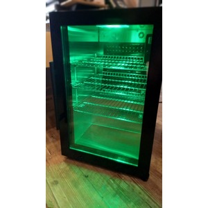 Boční skříňka s kamennou pracovní deskou a lednicí - detail zeleného osvětlení