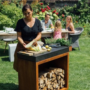 Pracovní stůl OFYR Butcher Block Storage 90 - praktický stůl pro vaření, servírování a ukládání dřeva (přípl. provedení corten s keramickou deskou)
