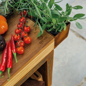 Pracovní stůl OFYR Butcher Block Storage 90 - praktický stůl pro vaření, servírování a ukládání dřeva (základní provedení corten s teakovou deskou)