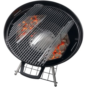 Kanadský gril na dřevěné uhlí Napoleon Charcoal NK22K-LEG-2 - detail odklápěcího roštu (palivové nádoby nejsou součástí dodávky grilu)